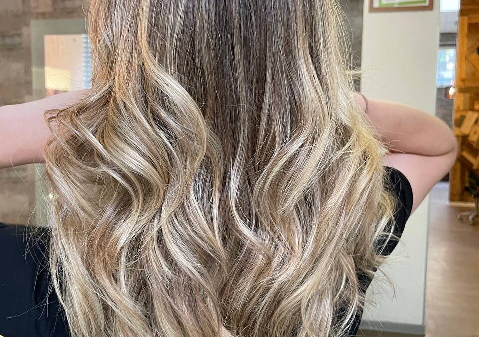 Stufenschnitt lange Haare: Mehr Volumen und Bewegung für deine Traummähne